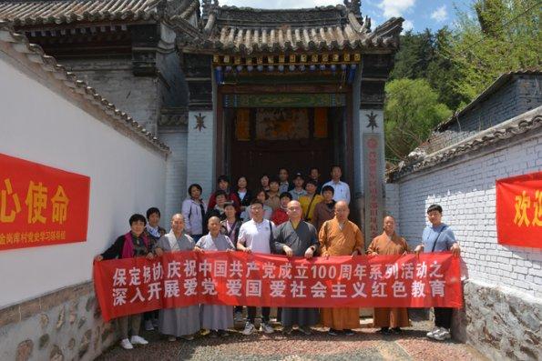 爸爸耗时3天用兔皮树枝，自制鄂伦春族同款帽，孩子非常高兴